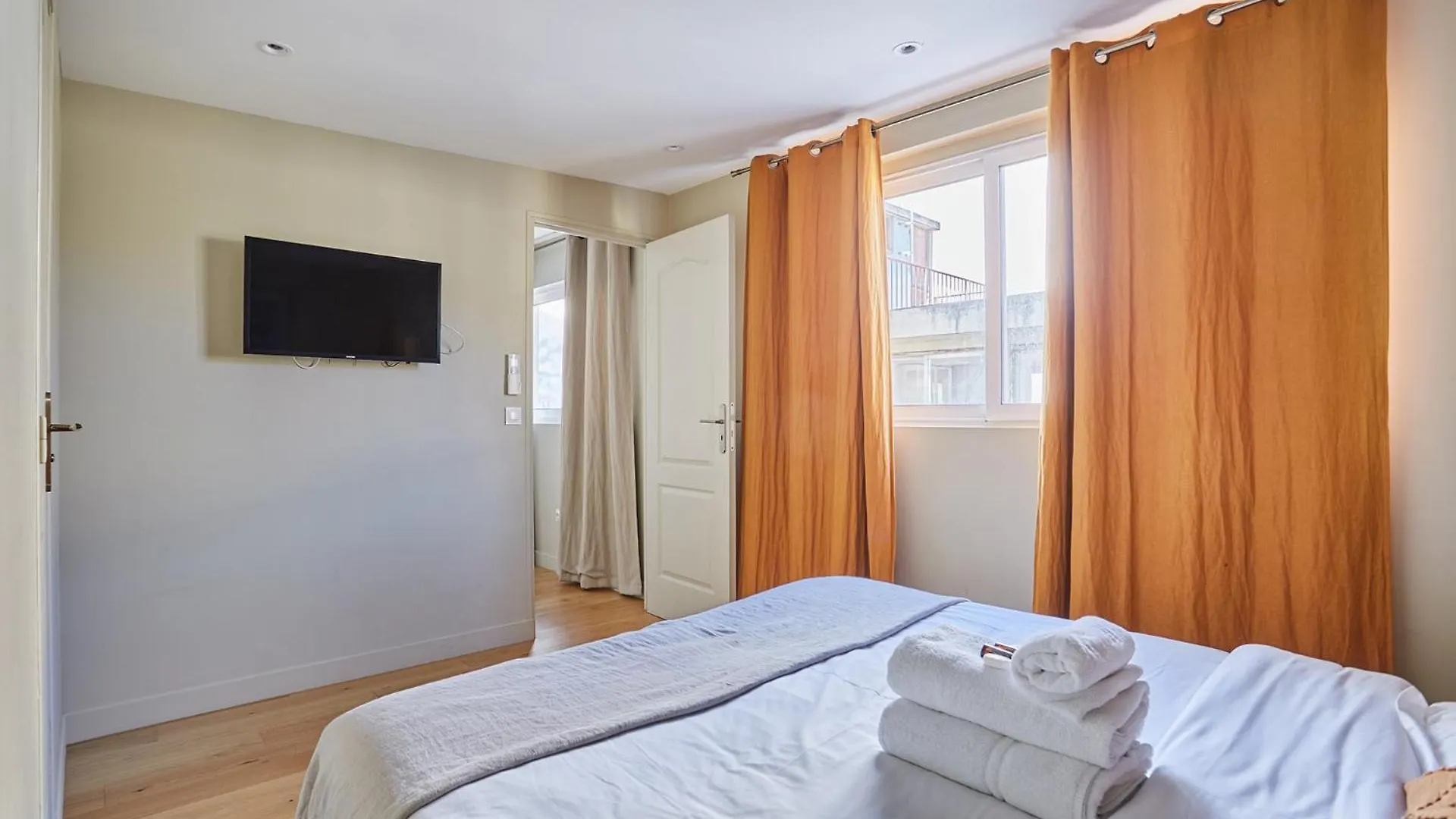 Center Of By Prestige Apartment *